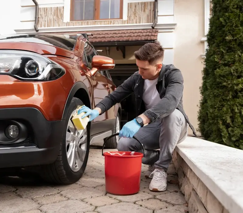 Lavage auto à domicile Cérons : professionnel intervenant sur un véhicule